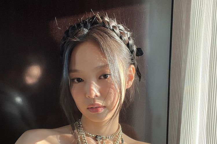 Jennie Blackpink dengan busana Chanel serba hitam saat menghadiri Paris Fashion Week, Selasa (8/3/2022).