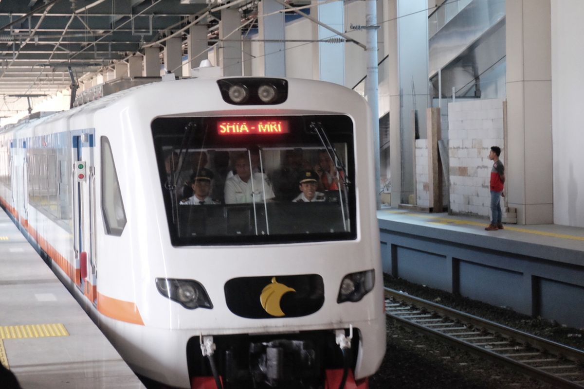KRL Bandara Soekarno Hatta dengan rangkaian enam gerbong tiba di Stasiun Sudirman Baru. KRL tersebut diuji coba dengan rangkaian penuh untuj kedua kalinya pada Selasa (28/11/2017).