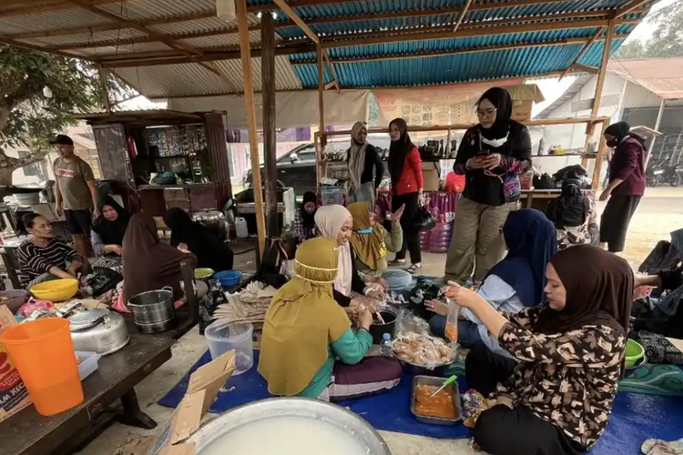 Relawan Karhutla Kalbar Berjibaku Padamkan Api, Ibu-ibu Sukadana Siapkan Makanan hingga Dini Hari