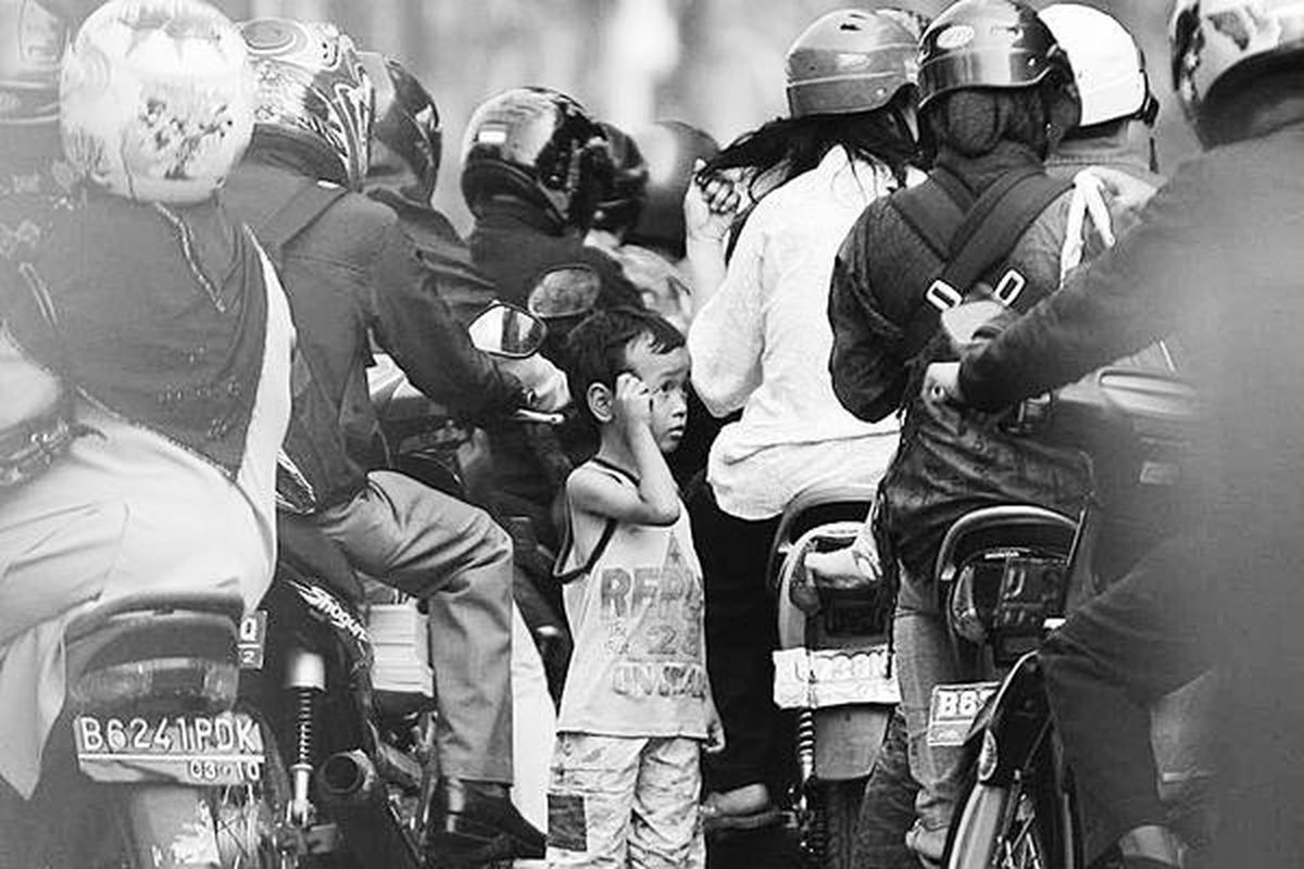 Anak-anak ikut orangtuanya bekerja di perempatan jalan di kawasan Karet, Jakarta, Rabu (22/7). Belum semua anak memperoleh haknya sebagai anak, salah satunya akibat faktor ekonomi. 