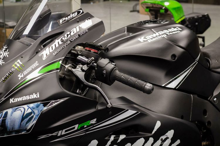 Kawasaki ZX-10R model 2016 yang dipakai Jonathan Rea dijual untuk umum. 