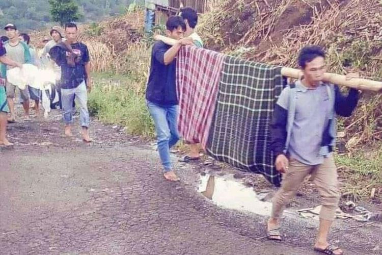 Enam petani yang menjadi korban sambaran petir saat memanen jagung di Kecamatan Biringbulu, Kabupaten Gowa, Sulawesi Selatan dievakuasi menggunakan peralatan seadanya. Selasa, (16/3/2021).