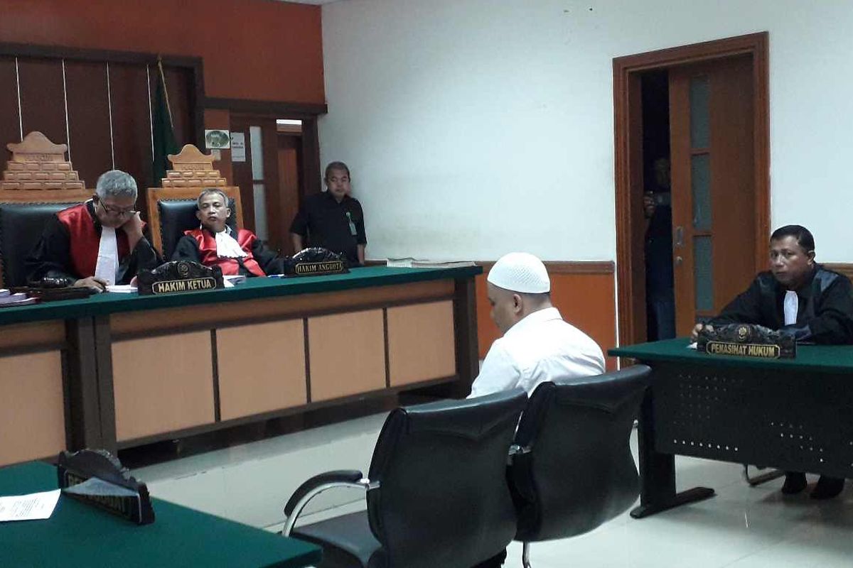Salah satu terdakwa bernama Dimas Ari Sadewo saat melakukan sidang dakwaan perdananya di PN Jakarta Barat pada Kamis (15/8/2019).