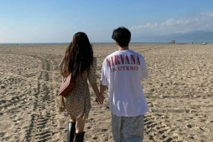 Foto bergandengan tangan yang diunggah HyunA dan Yong Junhyung di ajun Instagram masing-masing pada Kamis (18/1/2024).