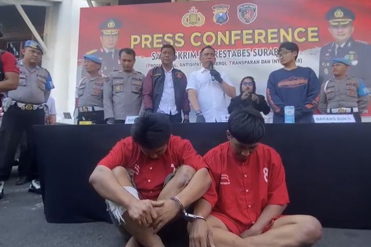 Kedua pelaku pencurian pikap saat di Mapolrestabes Surabaya