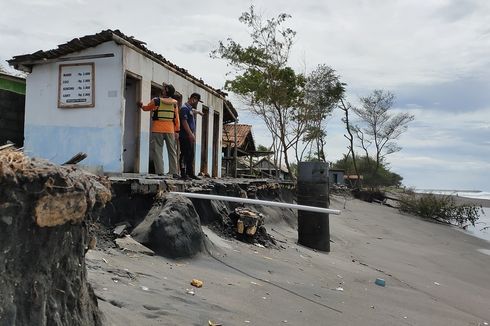 Tiga Bangunan di Pantai Glagah Kulon Progo Rusak akibat Abrasi