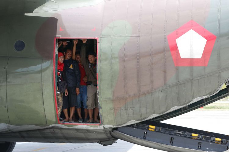 Warga diberangkatkan menuju Balikpapan menggunakan pesawat Hercules milik TNI Angkatan Udara melalui Bandara Udara Mutiara SIS Al-Jufri, Palu, Sulawesi Tengah, Kamis (4/10/2018). Pascagempa bandar udara ini sudah melayani penerbangan komersial.
