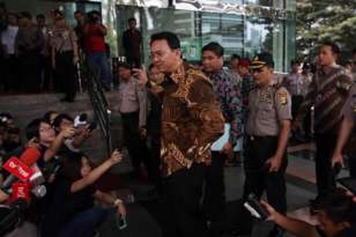 Gubernur DKI Jakarta Basuki Tjahaja Purnama (Ahok) tiba di gedung KPK, Jakarta, untuk memenuhi panggilan sebagai saksi, Selasa (12/4/2016). Ahok memberikan keterangan seputar pembelian lahan milik RS Sumber Waras oleh Pemprov DKI pada akhir 2014.