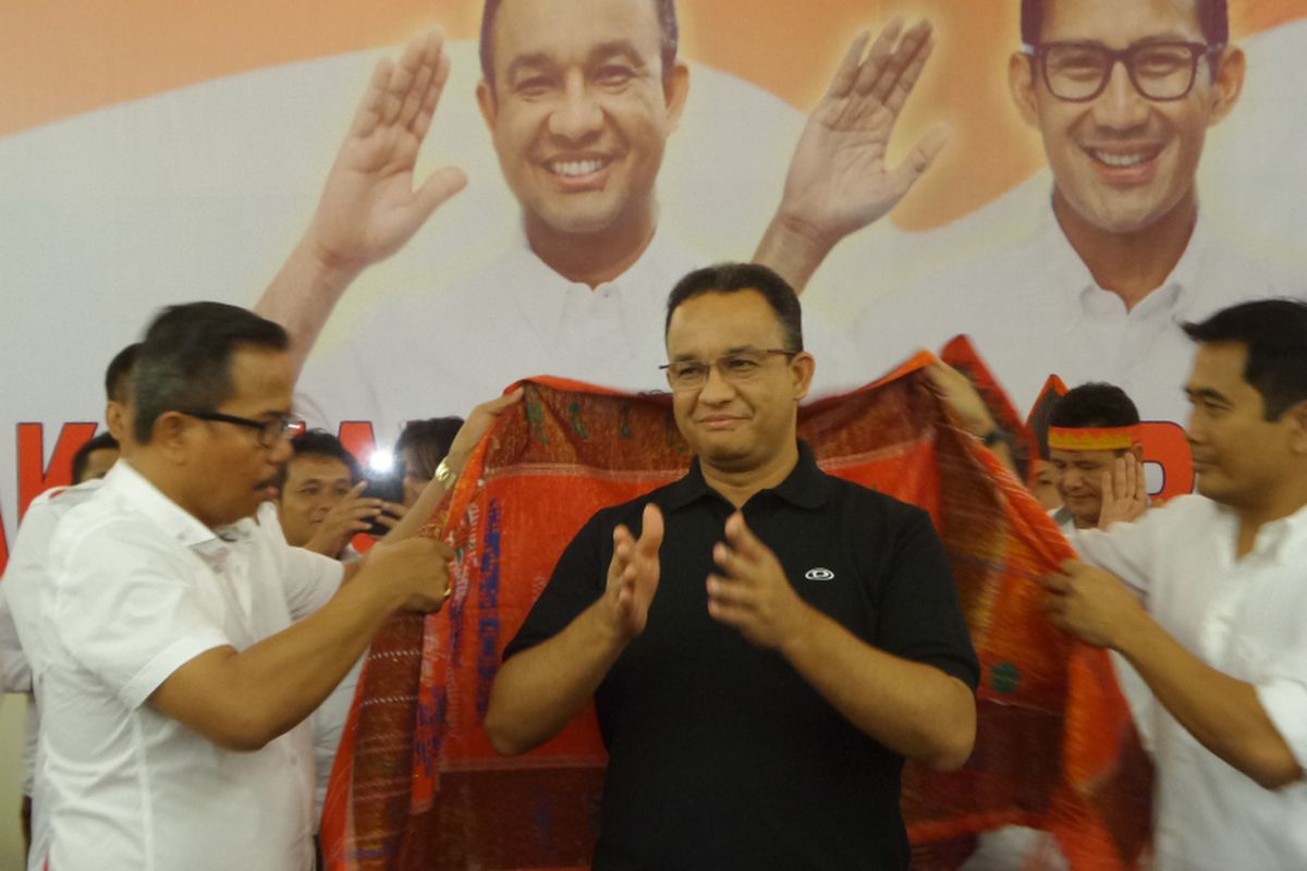 Calon gubernur DKI Jakarta Anies Baswedan menerima dukungan dari komunitas warga Batak di Cawang, Jakarta Timur, Sabtu (8/4/2017).