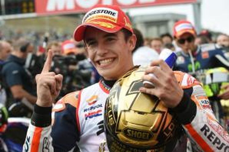 Pebalap Repsol Honda asal Spanyol, Marc Marquez, merayakan keberhasilannya menjadi juara dunia setelah finis pertama pada GP Jepang di Sirkuit Motegi, Minggu (12/10/2014).