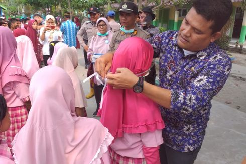 Kabut Asap di Bengkalis, Petugas Kesehatan Bagikan Masker ke Siswa SD