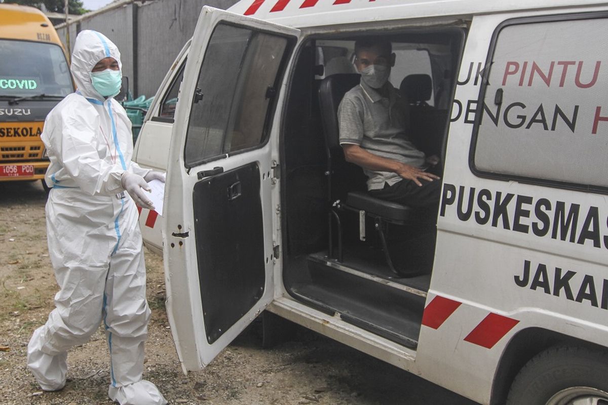 Medical workers take away residents of Jakarta's Cipayung district who tested positive for Covid-19 on Friday (21/5/2021). ANTARA FOTO/Asprilla Dwi Adha/rwa.