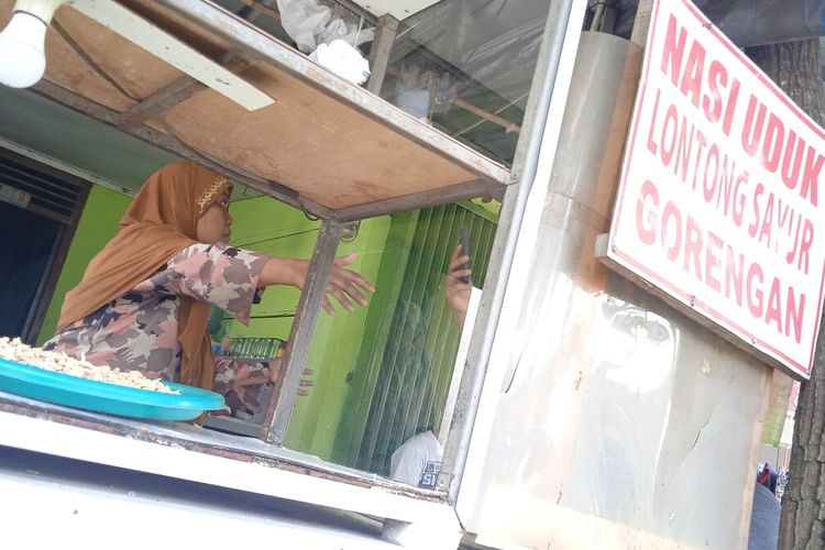 Suryati (56) menunjukan ukuran parang yang digunakan anggota geng motor saat merusak warung nasi uduknya, Selasa (6/9/2022).