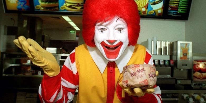Figur Ronald di Restoran McDonalds