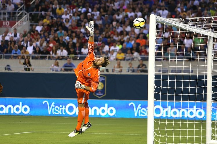 Penjaga gawang Paris Saint-Germain, Kevin Trapp, melakukan aksi terbang untuk membendung bola tembakan pemain Tottenham Hotspur, Christian Eriksen, yang menghasilkan gol dalam pertandingan International Champions Cup 2017 di Camping World Stadium, 22 Juli 2017.