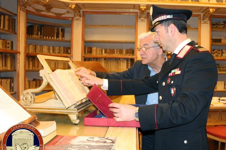 Dalam foto yang dirilis kepolisian Italia pada 18 Mei 2016 memperlihatkan seorang polisi dan ahli memeriksa surat yang ditulis Christopher Colombus. 
