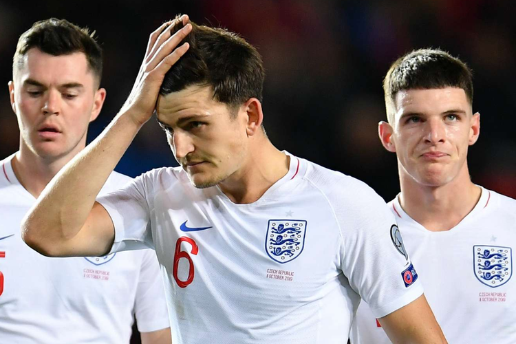 Ekspresi Harry Maguire usai Timnas Inggris menelan kekalahan atas Ceko pada hari Sabut (12/10/2019) kemarin.