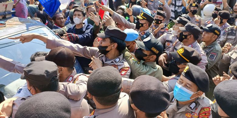 Students stage protest in front of the Bekasi City Council building on Tuesday, September 6, 2022. 