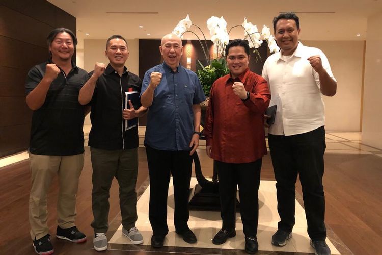 Central Board Member FIBA, Erick Thohir (kedua dari kanan), berfoto dengan Direktur IBL Hasan Gozali dan Ketua PP Perbasi Danny Kosasih.