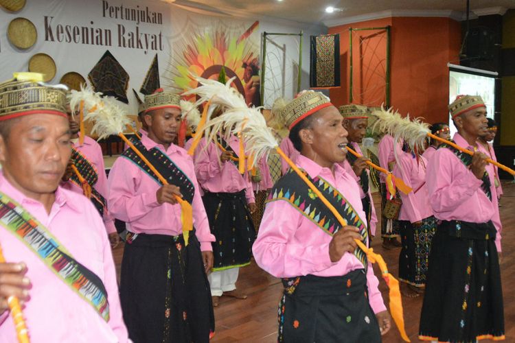 Menari danding Rombeng Rajong khas masyarakat Kecamatan Elar Selatan, Kabupaten Manggarai Timur, Flores, NTT, Rabu (12/12/2018) lalu di gedung MCC Ruteng. 