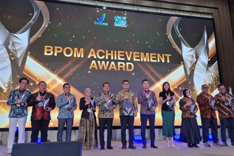 Penerima BPOM Achievement Award berfoto bersama dalam Malam Inagurasi HUT Ke-25 BPOM di Auditorium Gedung Merah Putih BPOM, Jakarta Pusat, Sabtu (31/1/2026). 
