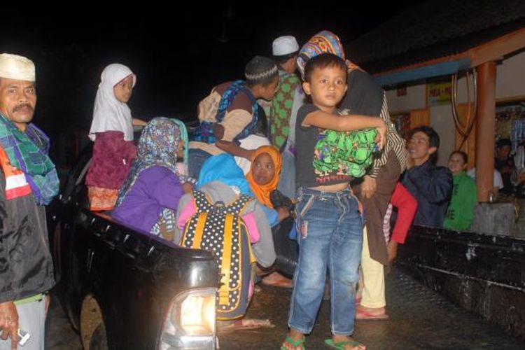 Warga yang akan ke lokasi pengungsian menunggu para pengungsi lainnya di mobil bak terbuka di Desa Nagrakjaya, Kecamatan Curugkembar, Sukabumi, Jawa Barat, Kamis (18/8/2016) kemarin.