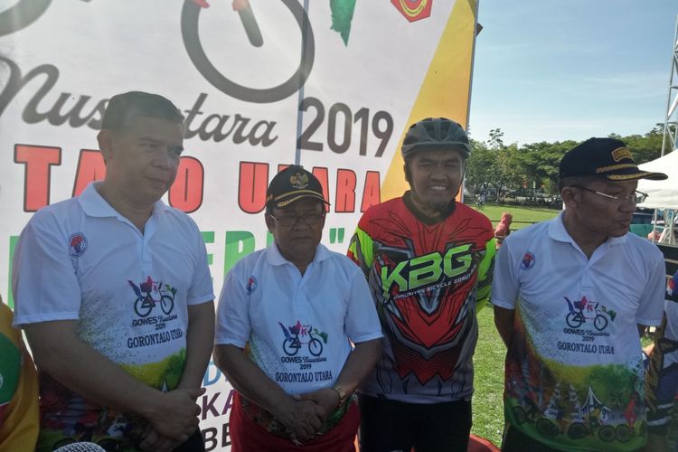 Bupati Gorontalo Utara, Indra Yasin (dua dari kiri) saat ditemui usai kegiatan Gowes Nusantara 2019 yang diadakan Kementerian Pemuda dan Olahraga, di Kabupaten Gorontalo Utara, Provinsi Gorontalo, Sabtu (26/10/2019).