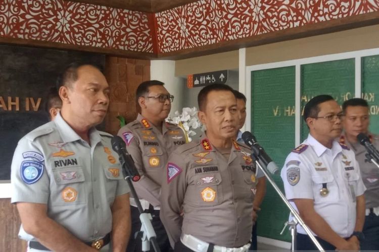 Kepala Korps Lalu Lintas (Kakorlantas) Polri Brigjen Pol. Aan Suhanan (tengah) memeberikan keterangan pers usai menggelar rapat terbatas di Kantor Otoritas Bandar Udara Wilayah IV Bali, Badung, Selasa (9/1/2024). ANTARA/Rolandus Nampu