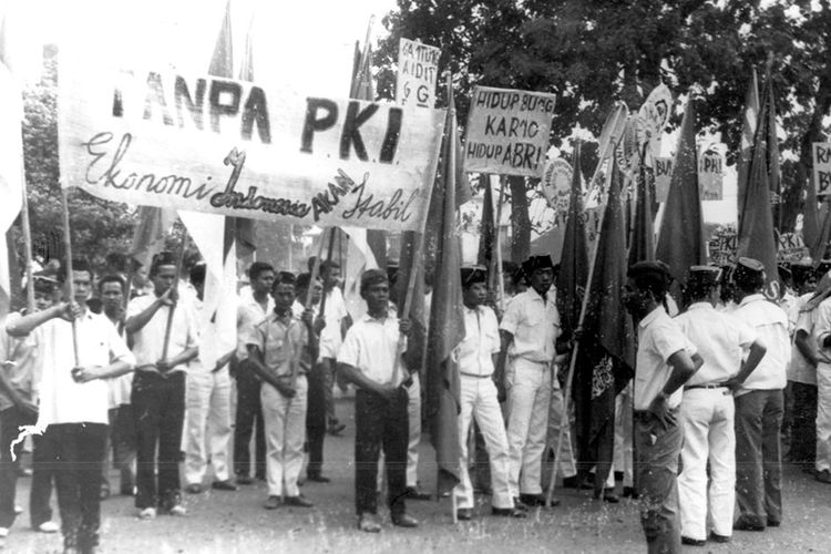 Sebagian dari massa yang turut mengadakan demonstrasi gelombang ketiga menuntut pembubaran PKI dan ormas-ormasnya yang tersangkut dalam gerakan kontrarevolusi 30 September (G30S) di Jakarta, Kamis (14/10/1965).