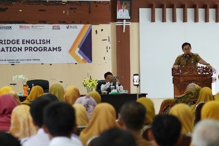 Bupati Hulu Sungai Tengah (HST) Aulia Oktafiandi menutup Kegiatan Cambridge English Qualification Programs di Gedung Murakata. HST, Kalimanten Selatan, Senin (24/7/2023)