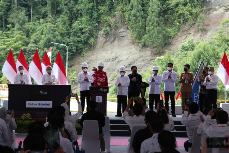 Presiden Joko Widodo (Jokowi) meresmikan Pembangkit Listrik Tenaga Air (PLTA) Poso Energy 515 megawatt di Kabupaten Poso dan PLTA Malea Energy 90 megawatt di Kabupaten Tana Toraja, Jumat (25/2/2022). 