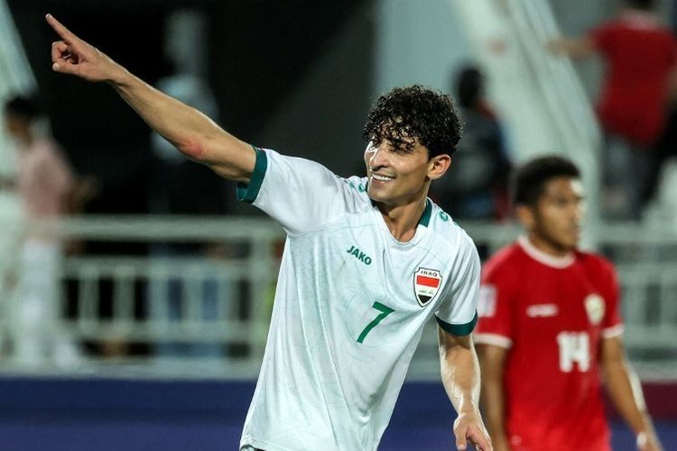 Ali Jasim melakukan perayaan usai mencetak gol dalam laga perebutan tempat ketiga Piala Asia U23 2024 antara Irak vs Indonesia di Stadion Abdullah bin Khalifa, 2 Mei 2024. (Photo by Karim JAAFAR / AFP)
