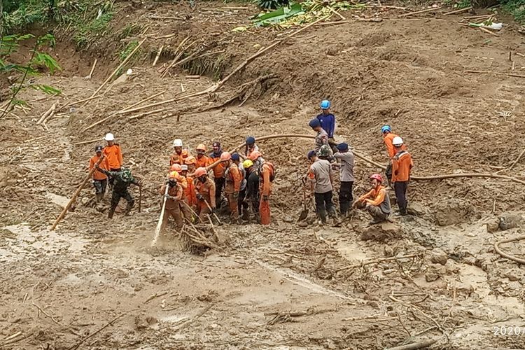 Sejumlah petugas gabungan menyisir lokasi korban hilang akibat tertimbun tanah longsor di Kampung Sinar Harapan, Desa Harkat Jaya, Kecamatan Sukajaya, Kabupaten Bogor, Jawa Barat, Rabu (8/1/2020).