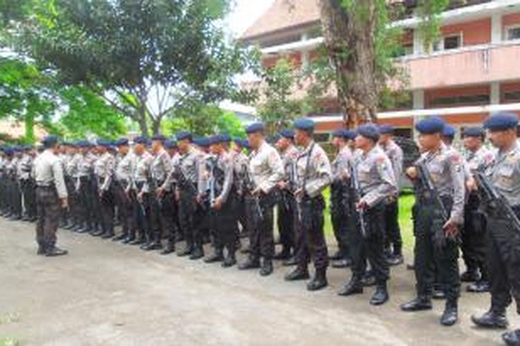 Sejumlah personel Brimob Polda Jawa Timur menggelat apel di Kantor KPU Mojokerto, Selasa (8/12/2015). Pengamanan diperketat setelah ada pasangan calon yang dicoret karena tak memenuhi syarat sehingga memunculkan potensi eskalasi massa.