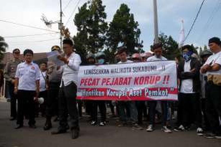 Massa Gapura RI demonstrasi di depan Balai Kota Sukabumi, Jalan R Syamsudin, Sukabumi, Jawa Barat, Kamis (8/9/2016). 