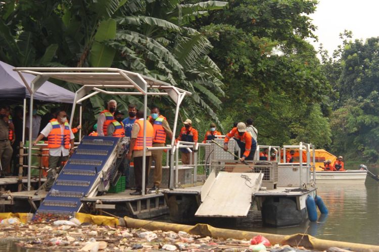 Pemkot Bekasi bersama Waste4Change meresmikan perahu See Hamster pembersih sungai untuk memilah sampah di Kali Bekasi, Senin (15/11/2021).