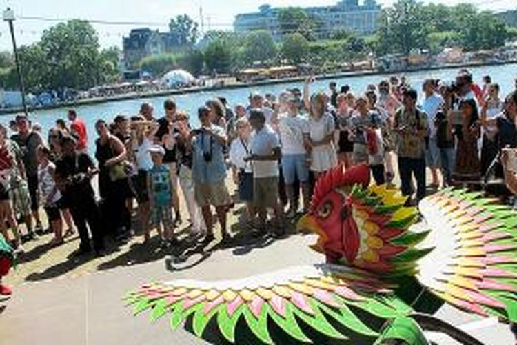 Pertunjukan barong osing dari Kabupaten Banyuwangi mendapat apresiasi penonton dalam Festival Tepi Sungai di Frankfurt Jerman, 28-30 Agustus 2015. Festival seni budaya yang berlangsung di depan deretan museum di tepi Sungai Main ini, dihadiri sekitar tiga juta pengunjung dan Indonesia menampilkan berbagai kesenian tradisional serta modern.
