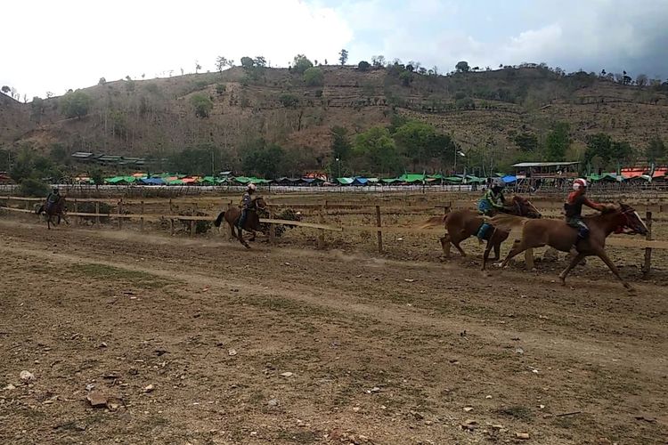 Tampak joki cilik tengah memacu kuda di arena pacuan Sambi Nae, Kota Bima, Rabu (15/11/2023).