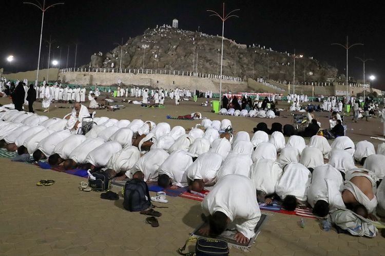 Para jemaah haji melaksanakan shalat di dekat Gunung Arafah, yang juga dikenal sebagai Jabal Rahmah, sebelah tenggara kota suci Mekah, Arab Saudi, pada Hari Arafah yang merupakan puncak ibadah haji, Kamis (31/8/2017). Tercatat sekitar 2,1 juta umat Muslim dari berbagai belahan dunia berkumpul untuk melaksanakan ibadah haji tahun ini.