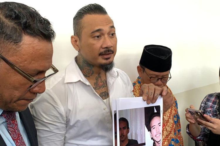 Jerinx SID didampingi kuasa hukumnya, Sugeng Teguh Santoso, menghadiri sidang lanjutan perkara pengancaman terhadap Adam Deni di Pengadilan Negeri (PN) Jakarta Pusat, Rabu (2/2/2022). 