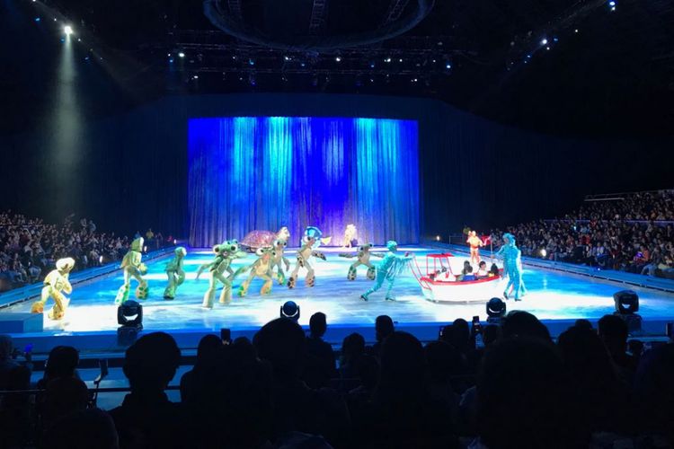 Sebuah perahu membawa beberapa penonton cilik pada pergelaran Disney on Ice bertema Celebrate Everyones Story di Singapore Indoor Stadium, Singapura, Rabu (14/3/2018).