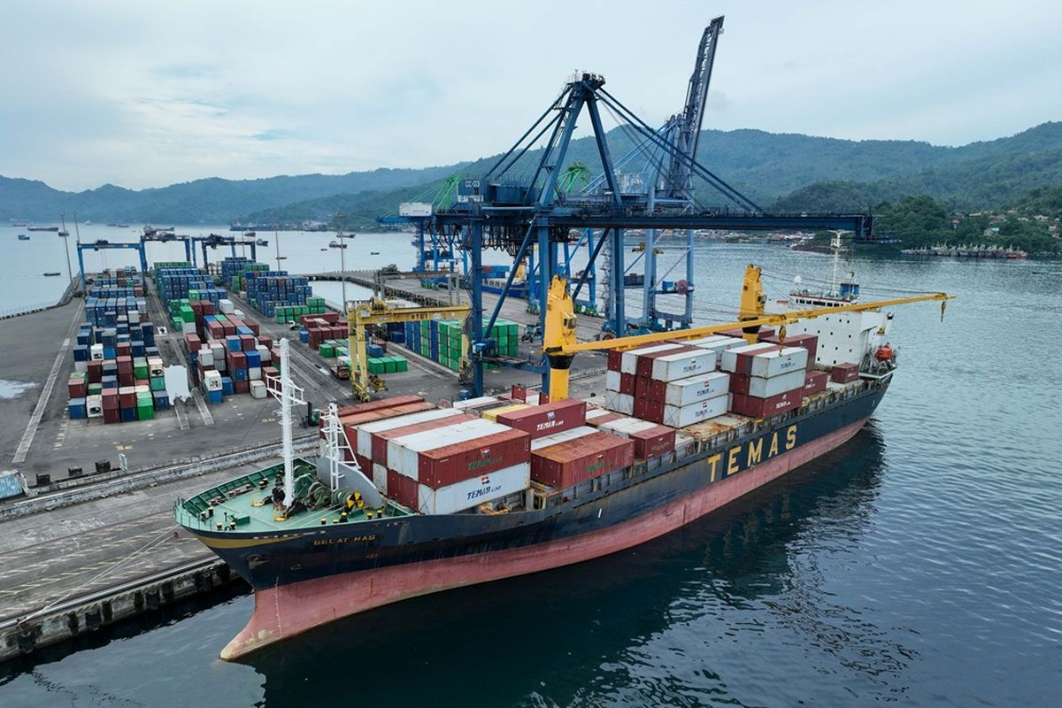 Kegiatan Operasional di Terminal Peti Kemas Bitung.