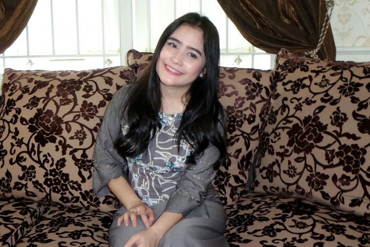 Artis peran Prilly Latuconsina saat diabadikan di kawasan BSD City, Tangerang Selatan, Minggu (25/6/2017).