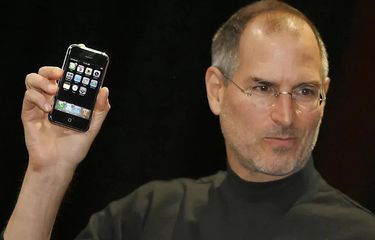 Pendiri Apple Steve Jobs rilis iPhone pertama