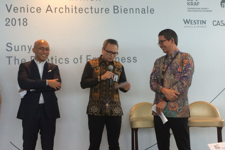 Ketua Tim Kurator Ary Indra, Deputi IV Bidang Pemasaran Badan Ekonomi Kreatif (Bekraf) Joshua Puji Mulia Simandjuntak, dan Ketua Komisioner Venice Biennale Architecture 2018 Ricky Joseph Pesik saat konferensi pers La Biennale Architetettura, di Hotel Westin, Jakarta, Kamis (14/12/2017).