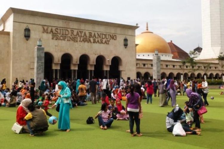 Ratusan warga saat duduk dan menikmati suasana Taman Alun-alun Kota Bandung, Senin (28/12/2015). Di tengah keindahannga, faktor kebersihan taman menjadi ancaman kesehatan bagi warga.