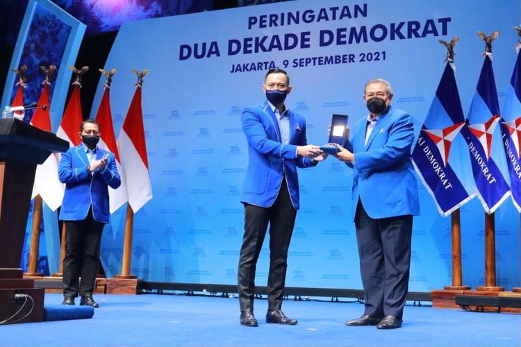 Ketua Umum Partai Demokrat Agus Harimurti Yudhoyono (AHY) memberikan penghargaan 'Lifetime Achievement' kepada Ketua Majelis Tinggi Partai Demokrat Susilo Bambang Yudhoyono (SBY).