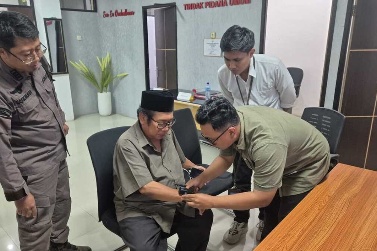 Mantan Bupati Lombok Tegah, Moh Suhaili Fadhil Tohir, resmi menjadi tahanan kota, Kamis (3/7/2025) atas kasus penipuan dan penggelapan uang sebesar Rp 1,5 miliar.