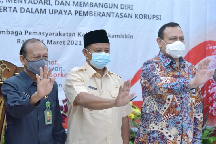 Wagub Jawa Barat Uu Ruzhanul Ulum saat menghadiri penyuluhan antikorupsi bersama Ketua KPK RI Firli Bahuri di Lembaga Pemasyarakatan (Lapas) Kelas 1 Sukamiskin, Kota Bandung, Rabu (31/3/2021),