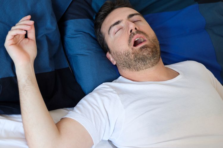 Gangguan tidur jenis sleep apnea yang tak tertangani ternyata dapat menimbulkan risiko masalah kesehatan yang lebih kronis, salah satunya ialah asam urat. 